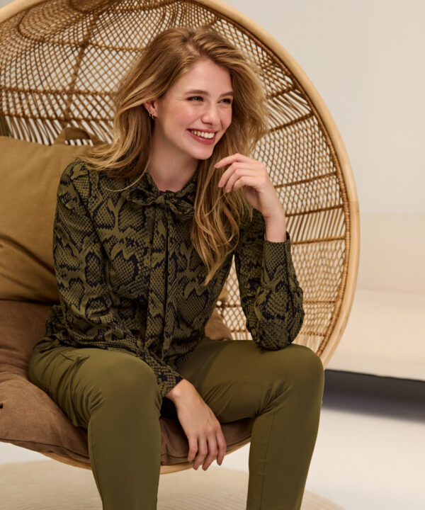 Lady Day | Tokyo Trouser - Snake. De musthave Travelstof broek voor iedere vrouw Dames broek van Travelstof in Groen Snake print Slang