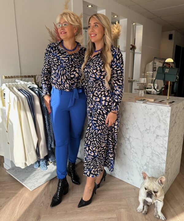 Lady Day | Dani Dress - Blue Leopard | Damesjurk van Travelstof Blauw Travel Blue Jurk Leopard Luipaard