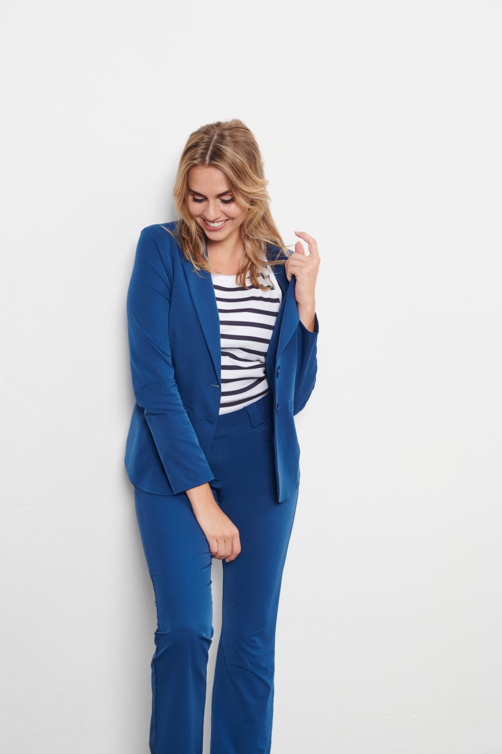 &Co Woman - Penelope Flared - Denim - Travelstof - Broek - Blauw - Dameskleding