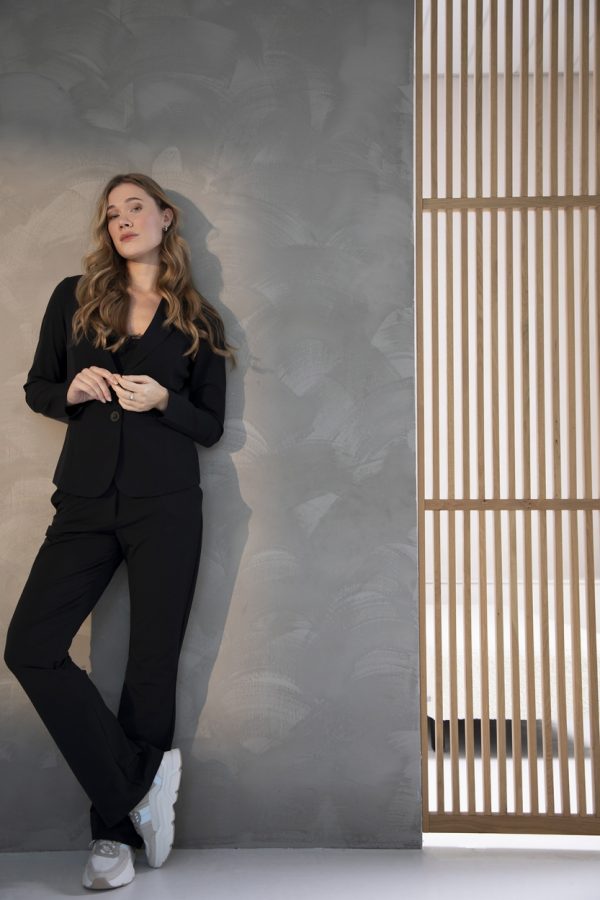 &Co Woman | Phileine Travel fabric - Black. The Travel fabric blazer for every woman in black