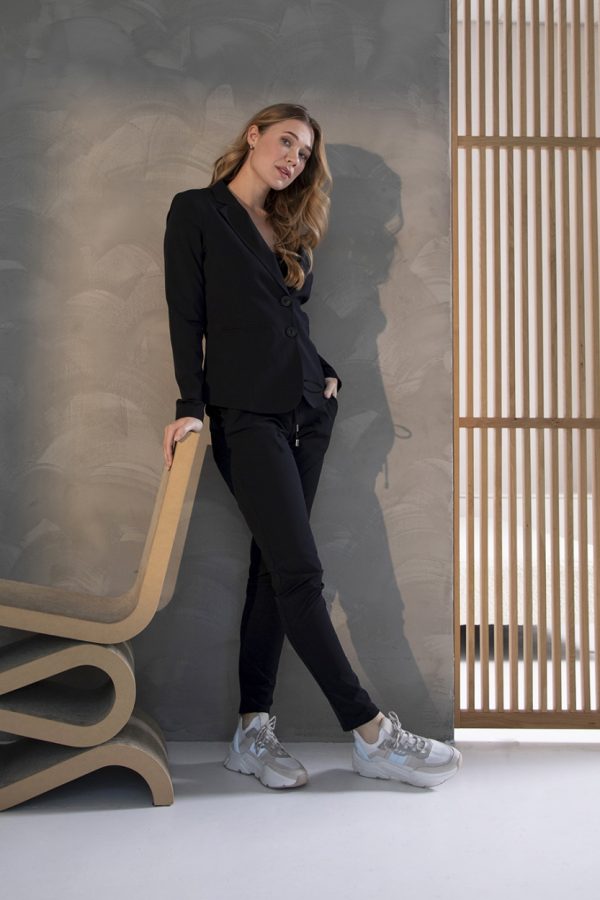 &Co Woman | Phileine Travel fabric - Black. The Travel fabric blazer for every woman in black