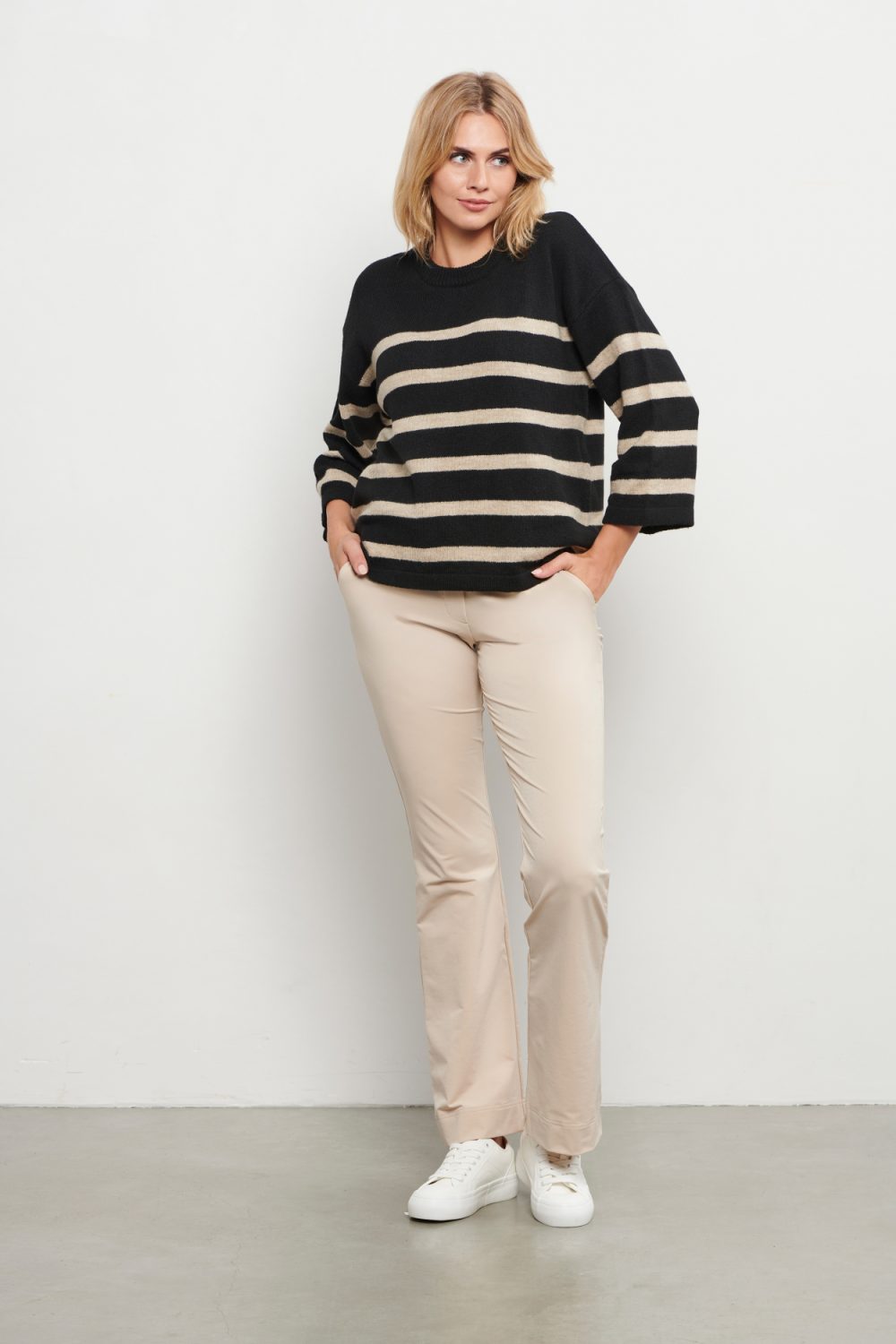 &Co Woman - Penelope Flared - Sand Travelstof Broek Andco Woman Dameskleding Sand / Creme kleur
