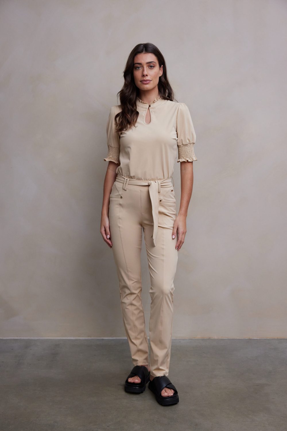 Aime Balance - Ezie Pants - Sand - Travelstof | Morgen in huis - Dameskleding - Aime Balance
