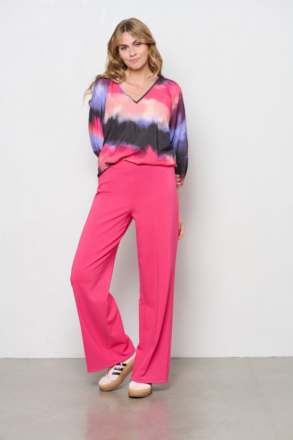 &Co Woman - Eden Watercolor - Pink Multi Extra details zijn: V-hals. Pofmouw. Raglan - Door de willekeurige print is iedere item uniek. Leuk te dragen met de Penny pants van &Co Woman. Materiaal: 86% Ecovero Viscose - 14% Polyamide