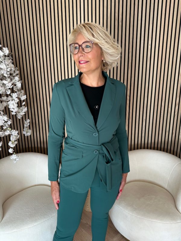 Lady Day - Blazer Lois - Mystic Green - Travelstof - Damesblazer - Jasje - Ceintuur - Donkergroen.