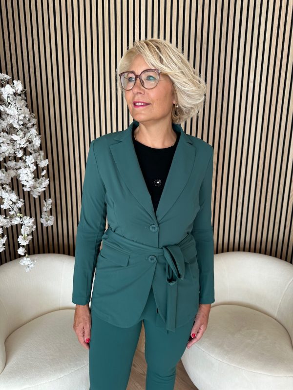 Lady Day - Blazer Lois - Mystic Green - Travelstof - Damesblazer - Jasje - Ceintuur - Donkergroen.