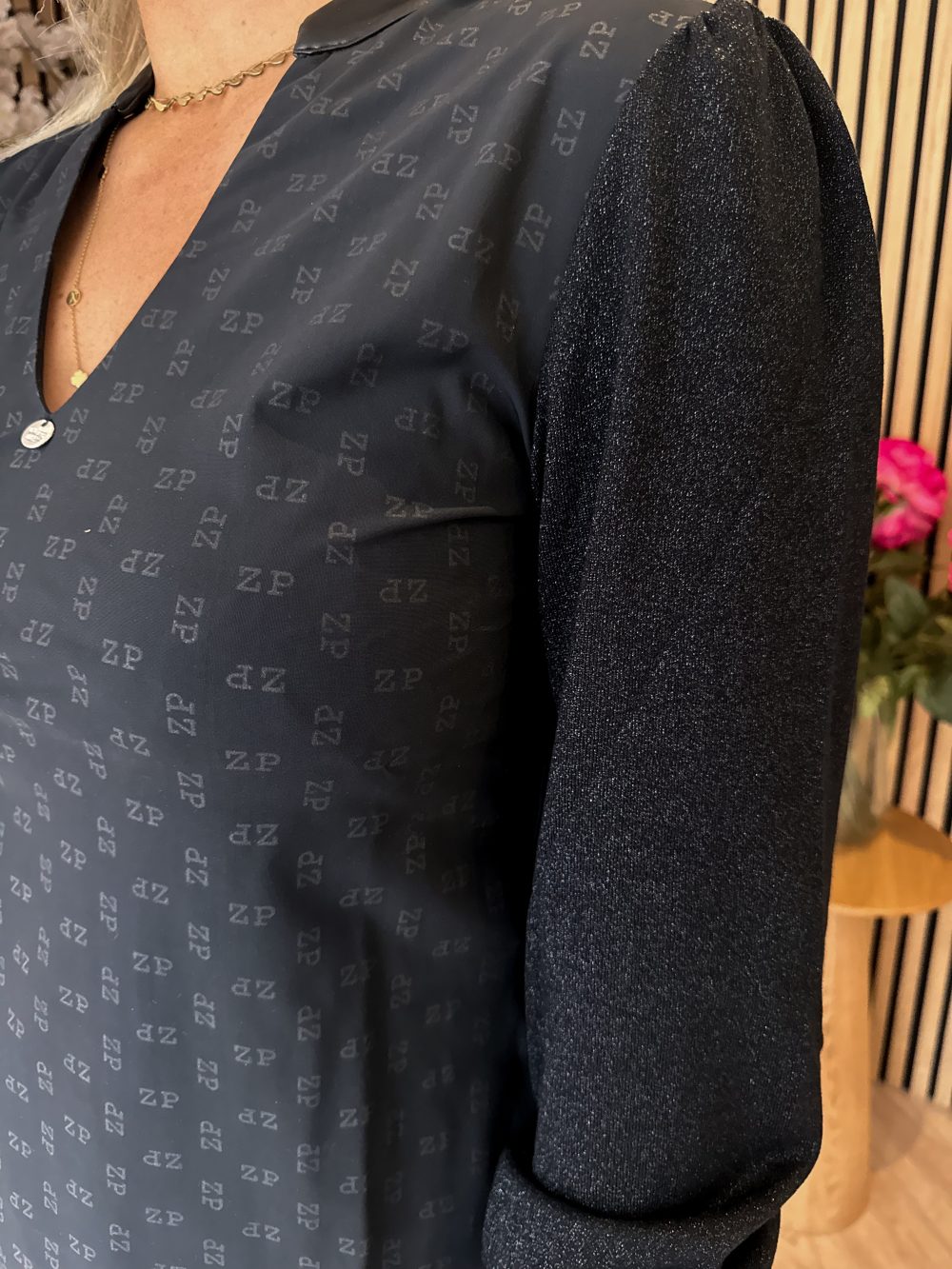 ZIP73 - Top Tailored Collar Black/Logo