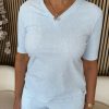 Mi Piace - T shirt V Hals Lange Mouw - Light Blue | Off White Linen Print
