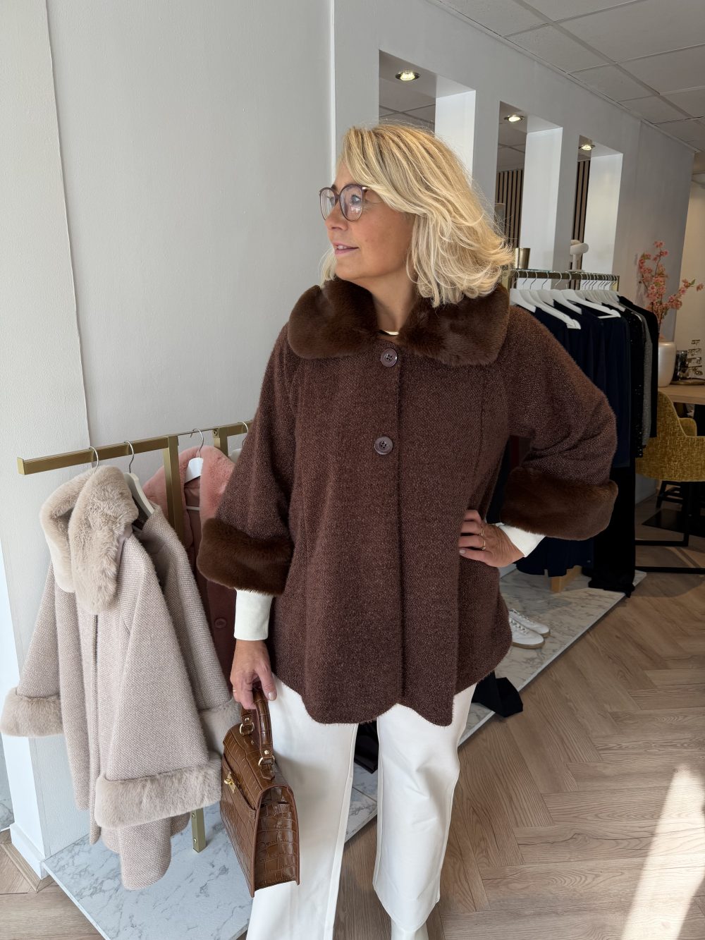 Madam Peach - Mantel - Brown