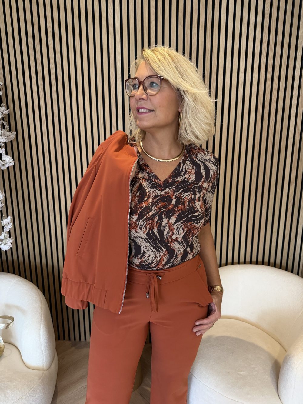 Mi Piace - T Shirt V Neck Swirly Print - Rust - XXXL