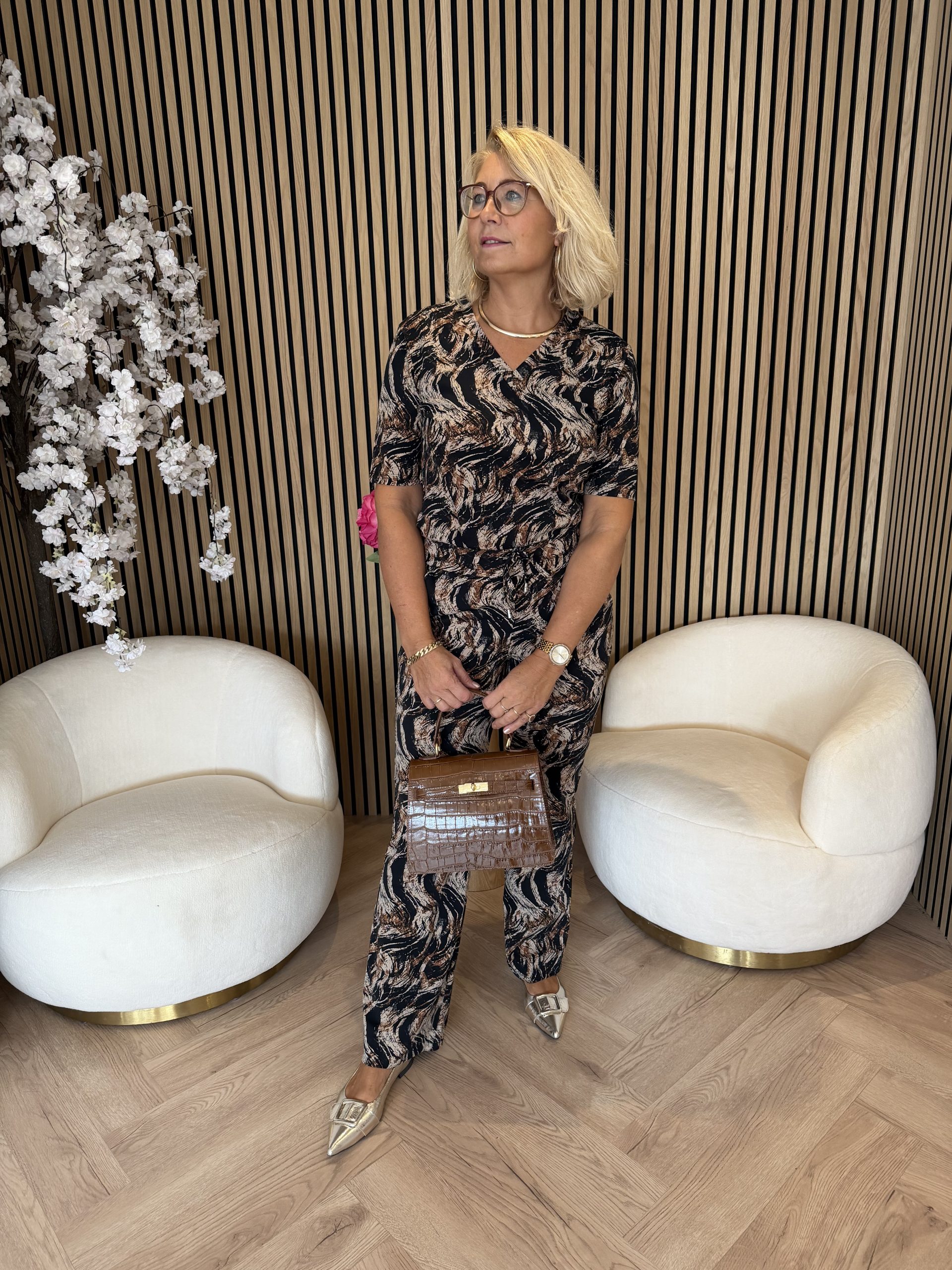 Mi Piace - T Shirt V Neck Swirly Print - Caramel