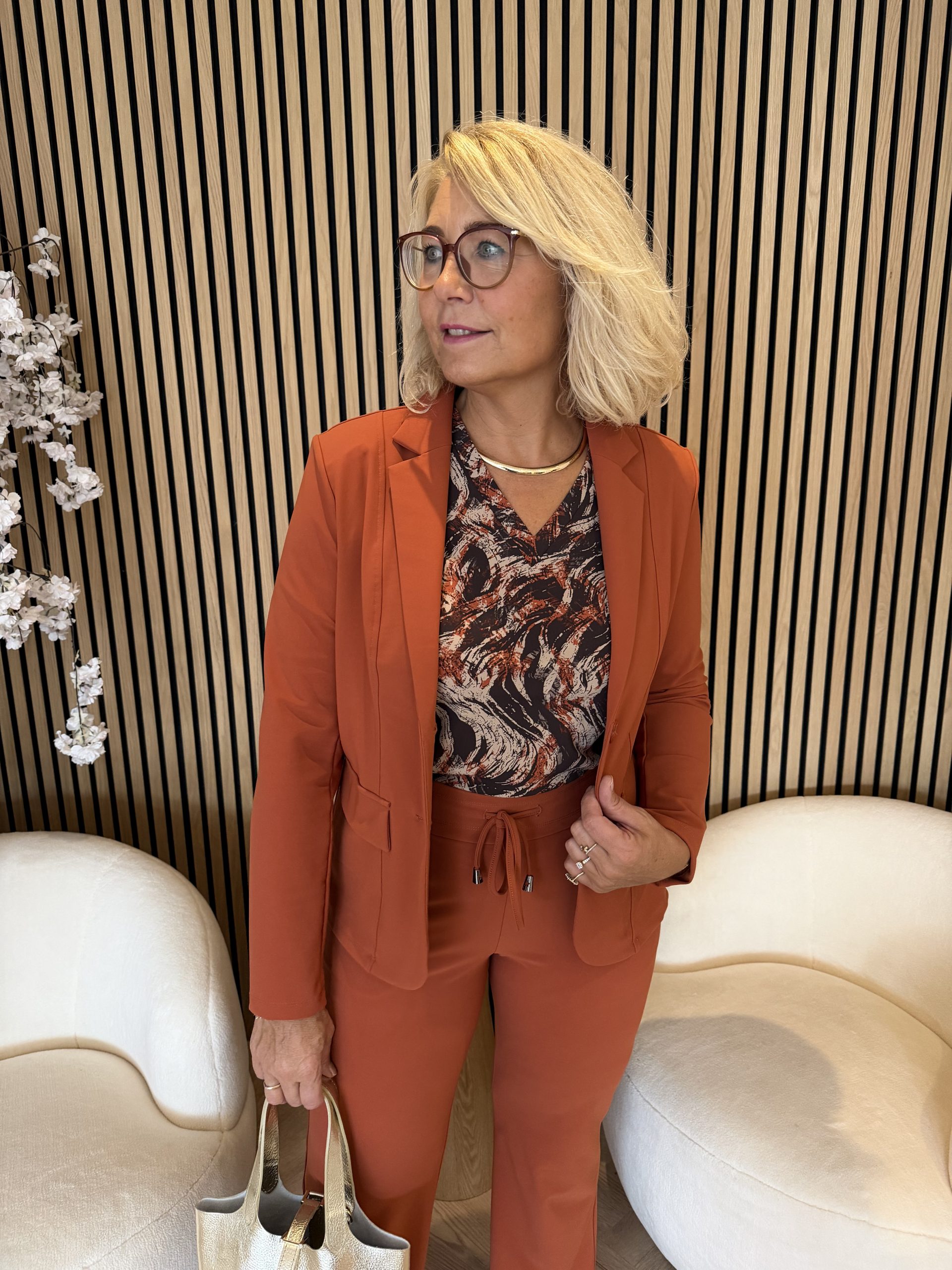 Mi Piace - T Shirt V Neck Swirly Print - Rust