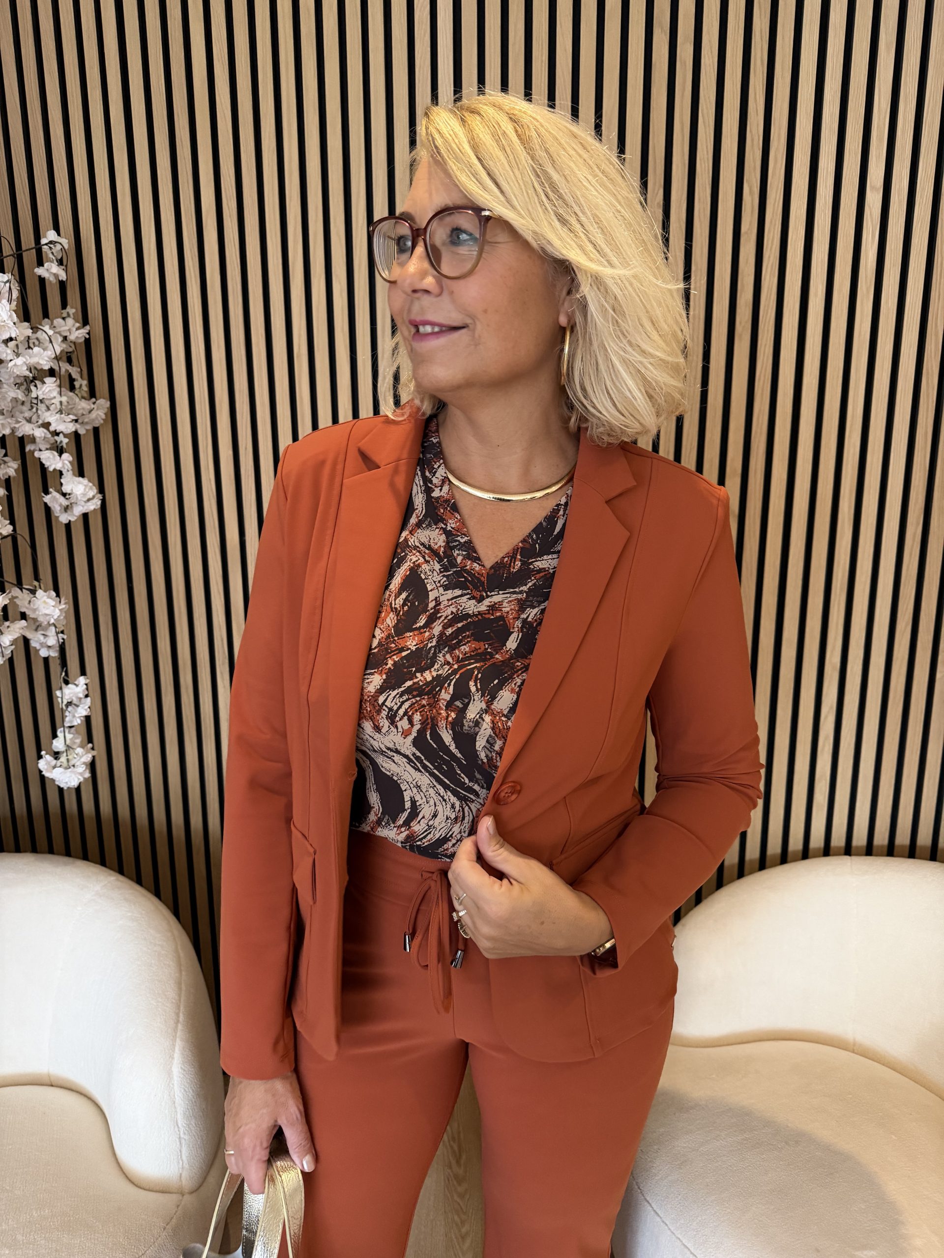 Mi Piace - T Shirt V Neck Swirly Print - Rust