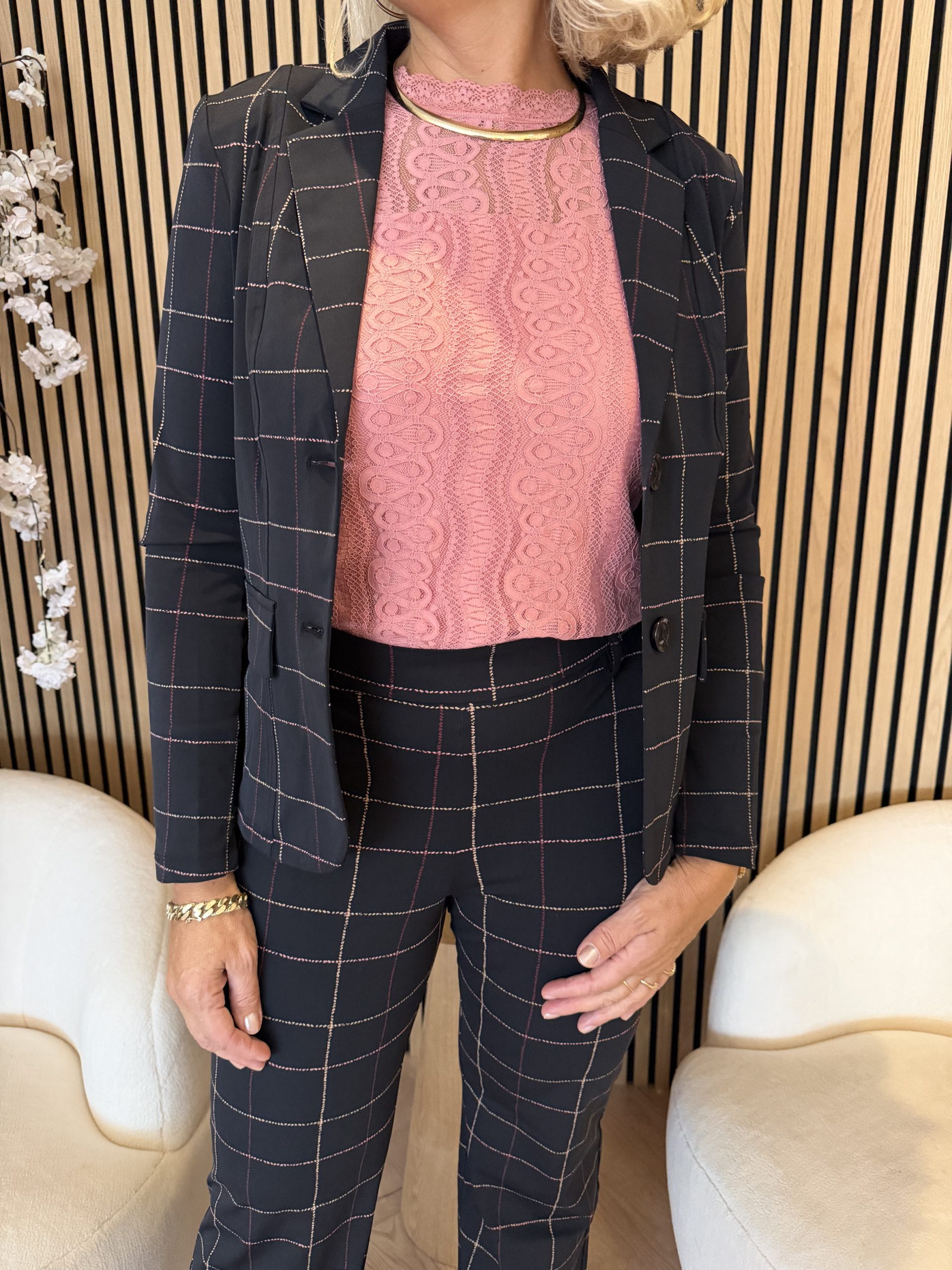 Mi Piace - Top Mouwloos Kant - Dusty Rose & Mi Piace - Blazer Check Herringbone Print - Black | Burgundy