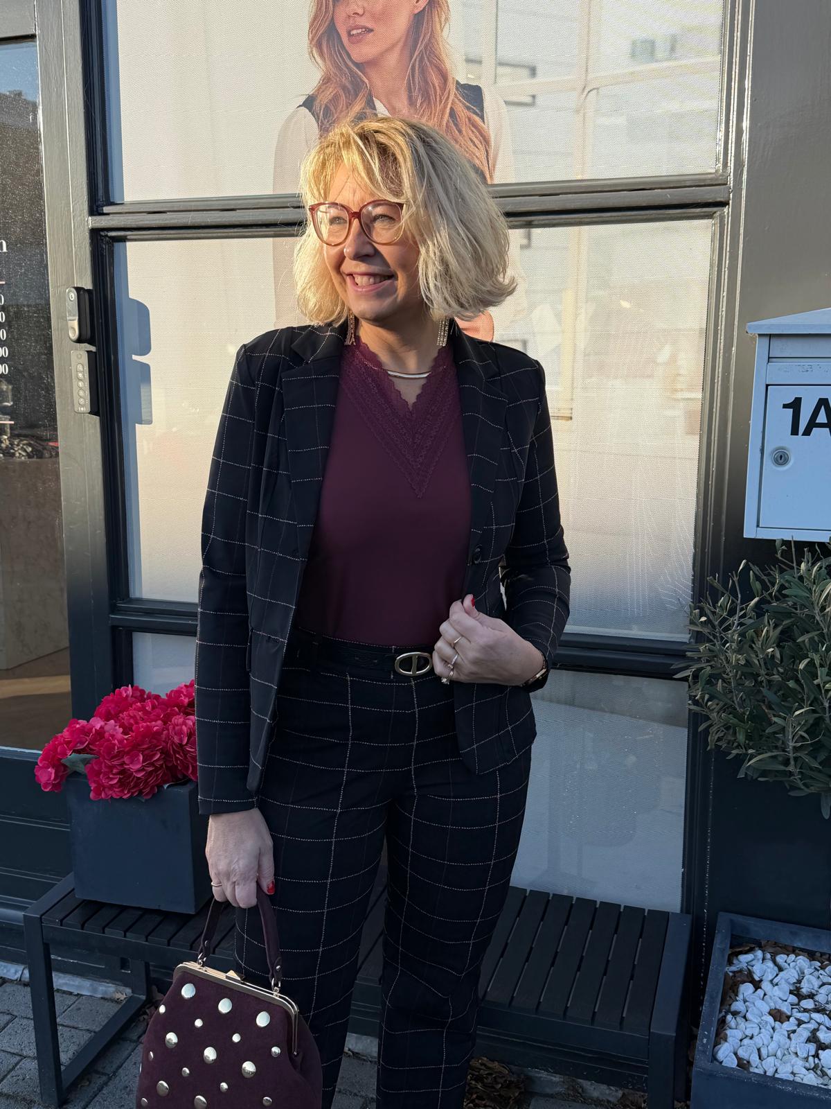 Mi Piace - Travelstof Blazer Check Herringbone Print - Black | Burgundy - Afbeelding 2