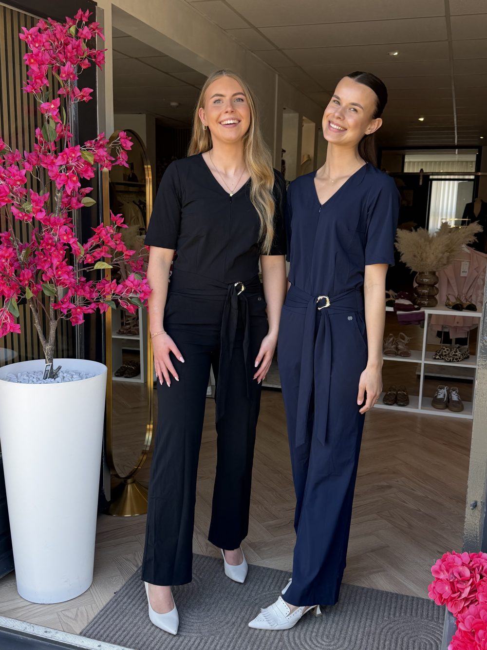 Triple Nine - Jumpsuit short sleeves v neck with zip - Black