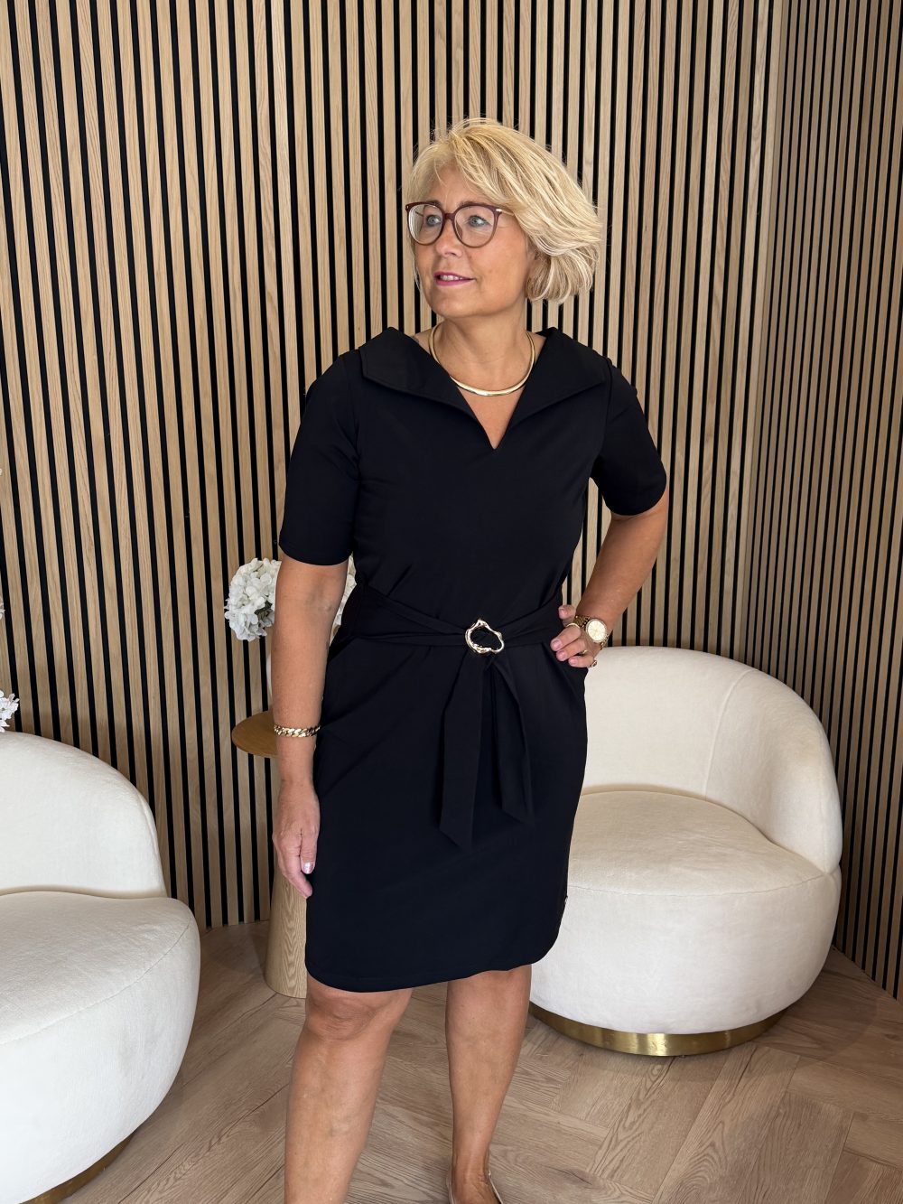 Triple Nine - Dress with broad collar and belt - Black | Morgen in huis!