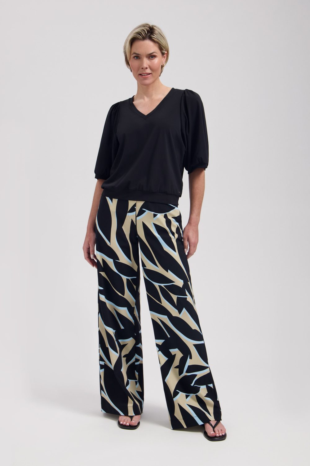 Lady Day - Amie-V Travelstof Top - Black/ Lady Day - Mille Trousers - Leya print